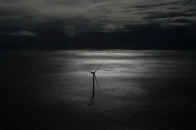 توربين رياح في مزرعة الرياح البحرية بالتيك باور، وهي مشروع مشترك بين ORLEN وNorthland Power، قيد الإنشاء في بحر البلطيق، قبالة ساحل ليبا، بولندا، 17 سبتمبر 2026. رويترز/كاسبر بيمبل