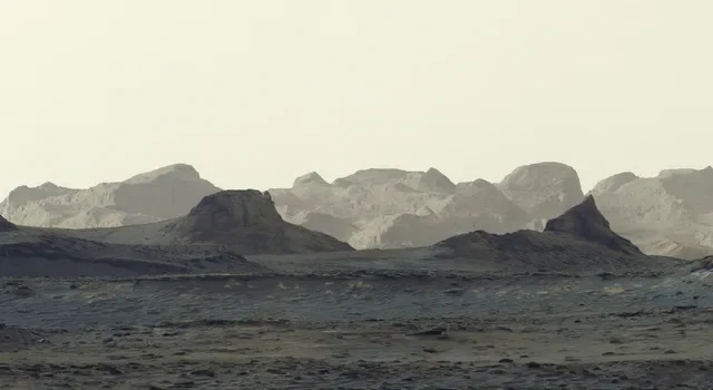 Una vista de la superficie marciana tomada por Curiosity de la NASA el 11 de agosto de 2026, que muestra riscos esculpidos por el viento llamados yardangs en el monte Sharp, que se eleva desde el cráter Gale cerca del ecuador del planeta. La fotografía es un recorte ampliado de un panorama más amplio capturado por el rover. NASA/JPL-Caltech/MSSS/Folleto vía REUTERS