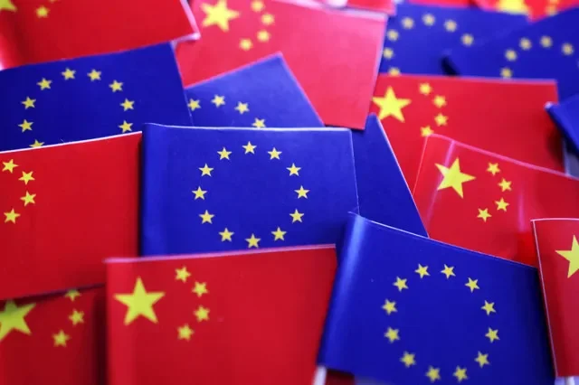 Las banderas de la UE y de China se aprecian en esta ilustración realizada el 20 de marzo de 2025. REUTERS/Dado Ruvic/Ilustración