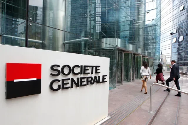People enter the headquarters of French bank Societe Generale, the country's second largest bank, at La Defense, west of Paris, August 11, 2011. Battered Societe Generale led French bank stocks down on Thursday, reversing a strong morning rally despite attempts to reassure the market by the bank's boss and the governor of the Bank of France. REUTERS/John Schults
