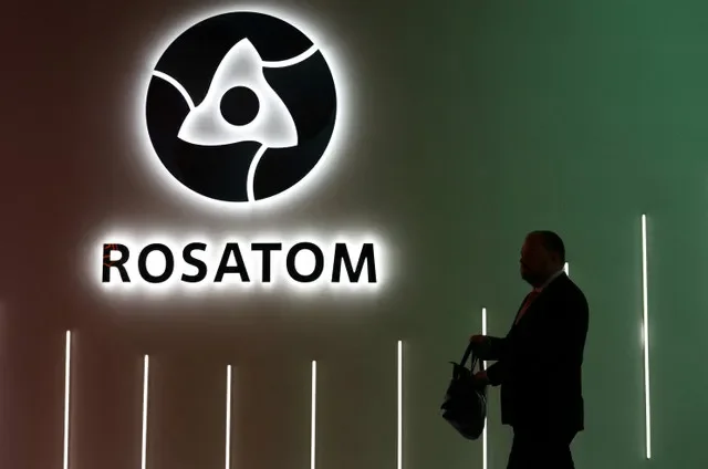 FOTO DE ARCHIVO: Un participante pasa junto a un stand de exhibición de la corporación estatal de energía atómica de Rusia, Rosatom, en el foro internacional Semana de la Energía de Rusia en Moscú, Rusia, el 15 de octubre de 2025. REUTERS/Ramil Sitdikov/File Photo