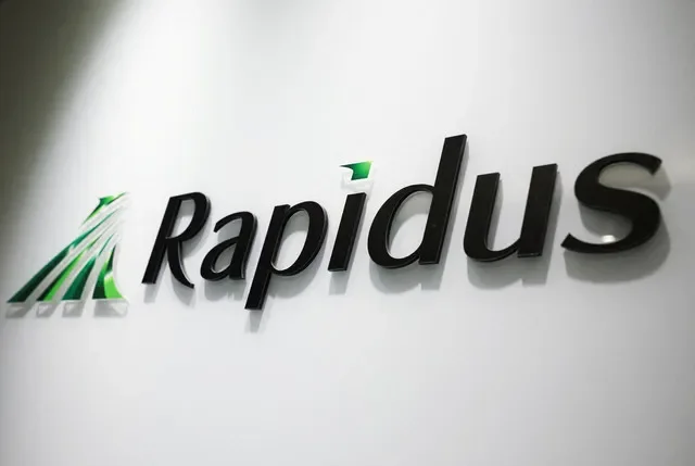 FOTO DE ARQUIVO: O logotipo da Rapidus é exibido na sede da empresa em Tóquio, Japão, em 21 de agosto de 2026. REUTERS/Issei Kato/Foto de arquivo