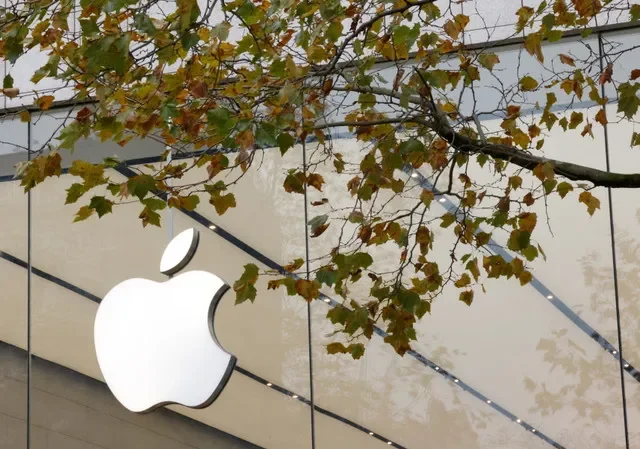 โลโก้ของ Apple Inc บริเวณทางเข้า Apple Store ในกรุงบรัสเซลส์ ประเทศเบลเยียม เมื่อวันที่ 28 พฤศจิกายน 2022 รอยเตอร์/อีฟส์ เฮอร์แมน
