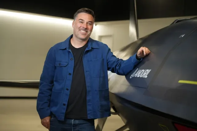 تراي ستيفنز، الشريك المؤسس لشركة Anduril Industries Inc.، بجوار نموذج لطائرة Fury في موقع Arsenal-1 التابع للشركة بالقرب من مطار ريكنباكر الدولي.