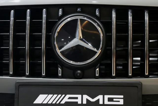 شعار Mercedes-Benz معروض على سيارة AMG خلال افتتاح منشأة جديدة للشركة في بنغالورو بالهند، 23 يناير 2026. رويترز/بريانشو سينغ