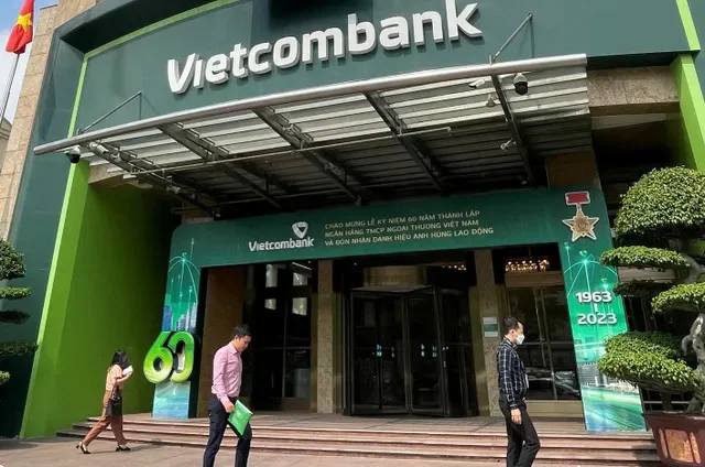 People walk in front of the Vietcombank Headquarters in Hanoi, Vietnam June 1, 2023. REUTERS/Ha Phuong Nguyen/File Photo