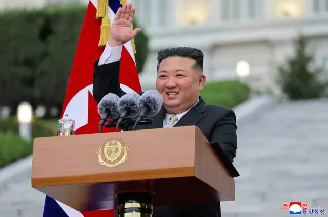 Nhà lãnh đạo Triều Tiên Kim Jong Un phát biểu trong chuyến thăm Đại học Kim Nhật Thành nhân dịp kỷ niệm 80 năm thành lập trường, tại Bình Nhưỡng, Triều Tiên, ngày 30 tháng 9 năm 2026, trong bức ảnh do Hãng Thông tấn Trung ương Triều Tiên công bố. KCNA qua REUTERS