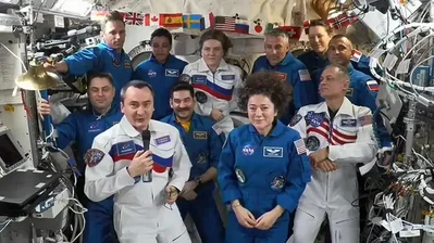 Astronautas retornam à Terra após oito meses