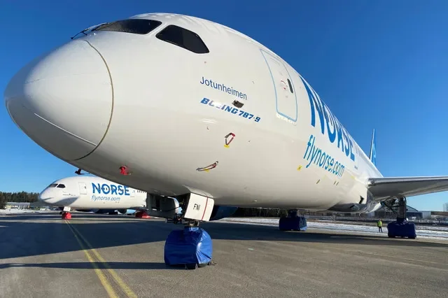 منظر عام لطائرة Boeing 787 Dreamliner تابعة لشركة Norse Atlantic متوقفة في مطار أوسلو (غاردرموين)، النرويج، في 4 مارس 2022. رويترز/فيكتوريا كليستي