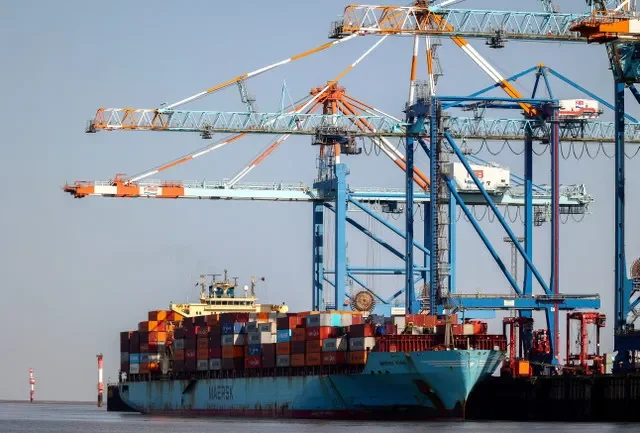 เรือบรรทุกตู้คอนเทนเนอร์ Maersk Iowa จอดเทียบท่าที่ท่าเทียบเรือในเบรเมอร์ฮาเฟิน ประเทศเยอรมนี วันที่ 13 สิงหาคม 2025 รอยเตอร์/ลีออน คูเกเลอร์