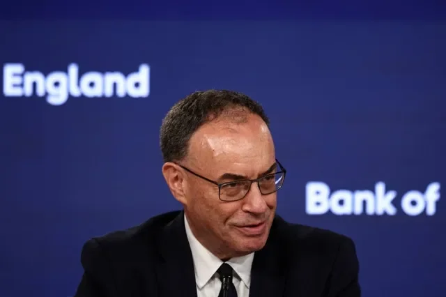 2026年7月30日、ロンドンでの金融政策報告記者会見で発言するイングランド銀行のアンドリュー・ベイリー総裁。 ヘンリー・ニコルズ/Pool 経由 REUTERS