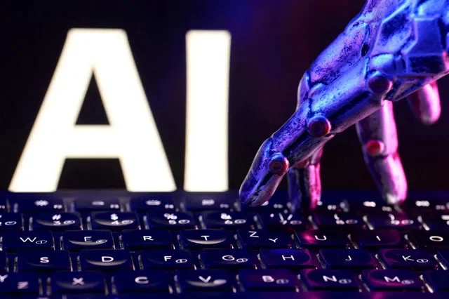 صورة أرشيفية: أحرف تشكل كلمة "AI" ولوحة مفاتيح ويد روبوتية في هذا الرسم التوضيحي الملتقط في 23 سبتمبر 2026.