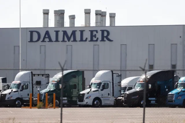 ภาพแฟ้ม: โลโก้ Daimler ติดอยู่บนผนังที่โรงงานประกอบรถบรรทุก Daimler Freightliner ในเดอร์รามาเดโร รัฐโกอาวีลา ประเทศเม็กซิโก วันที่ 27 กันยายน 2025 รอยเตอร์/อันโตนิโอ โอเฆดา/ภาพแฟ้ม