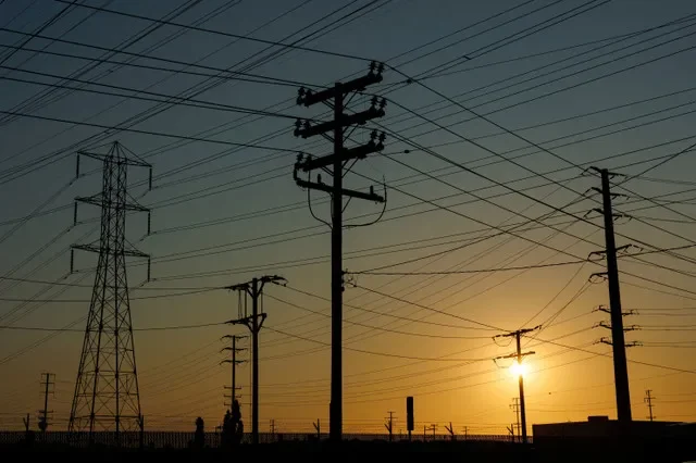 FOTO DE ARCHIVO: Torres, postes y líneas de transmisión eléctrica a primera hora de una calurosa mañana de verano en Commerce, California, EE. UU., 7 de agosto de 2025.