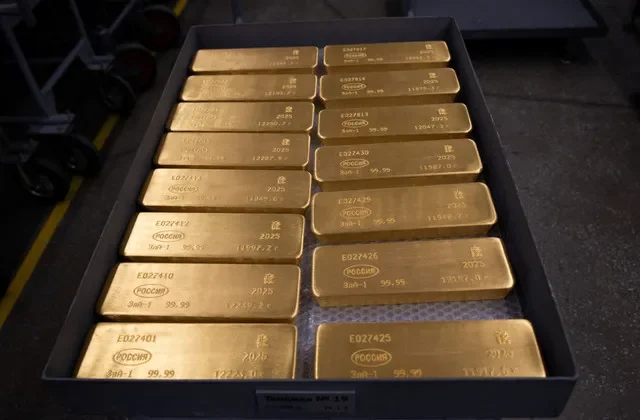 سبائك من الذهب النقي بنسبة 99.99 بالمئة في غرفة عمل أثناء الإنتاج في مصنع Krastsvetmet للمعادن الثمينة في مدينة كراسنويارسك السيبيرية، روسيا، 16 يونيو 2026. REUTERS/ألكسندر مانزيوك