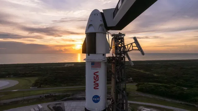 La nave espacial Dragon y el cohete Falcon 9 de SpaceX se encuentran en posición vertical en la plataforma el miércoles 30 de septiembre, un día antes del despegue programado de la misión Crew-13 de la NASA desde el Complejo de Lanzamiento 40 en la Estación de la Fuerza Espacial de Cabo Cañaveral.