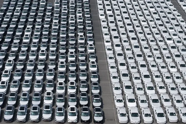 2026年7月14日,中國上海港出口碼頭新車整齊排列的空拍畫面。《中國日報》透過路透社
