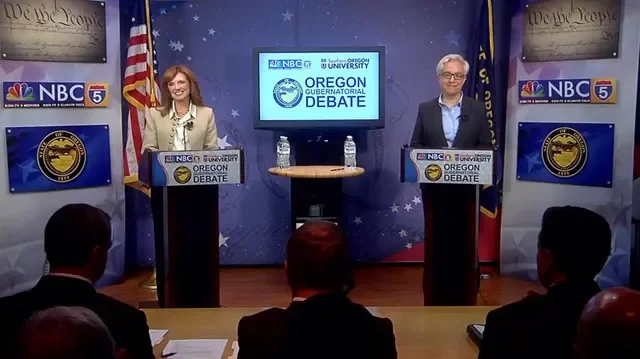 La senadora Christine Drazan, republicana por Canby, y la gobernadora Tina Kotek, a la derecha, debatieron en Medford el 7 de octubre de 2026.