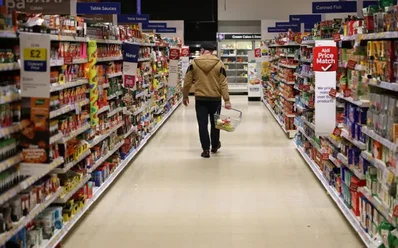 Tesco ترفع توقعات الأرباح وتعزز إعادة شراء الأسهم