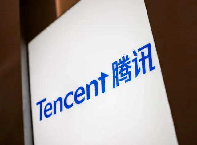 โลโก้ของ Tencent ที่ศูนย์นิทรรศการระหว่างการพาสื่อมวลชนเยี่ยมชมในเมืองฮูฮอต เขตปกครองตนเองมองโกเลียใน ประเทศจีน เมื่อวันที่ 11 มิถุนายน 2026 REUTERS/Maxim Shemetov