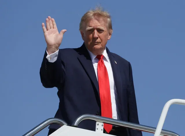 O presidente dos EUA, Donald Trump, acena ao embarcar no Air Force One enquanto viaja para o Texas e Oklahoma, na Base Conjunta Andrews, Maryland, EUA, em 1 de outubro de 2026. REUTERS/Jonathan Ernst