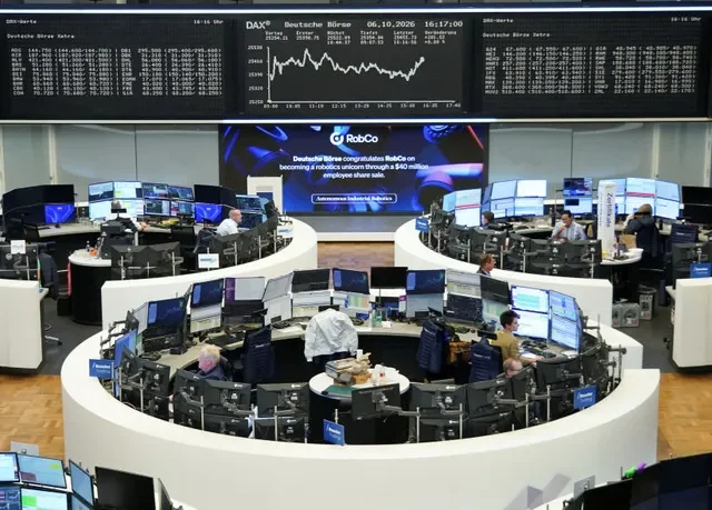 กราฟราคาหุ้น DAX (Deutscher Aktienindex) ของเยอรมนีที่ตลาดหลักทรัพย์แฟรงก์เฟิร์ต ประเทศเยอรมนี เมื่อวันที่ 6 ตุลาคม 2026 REUTERS/เจ้าหน้าที่