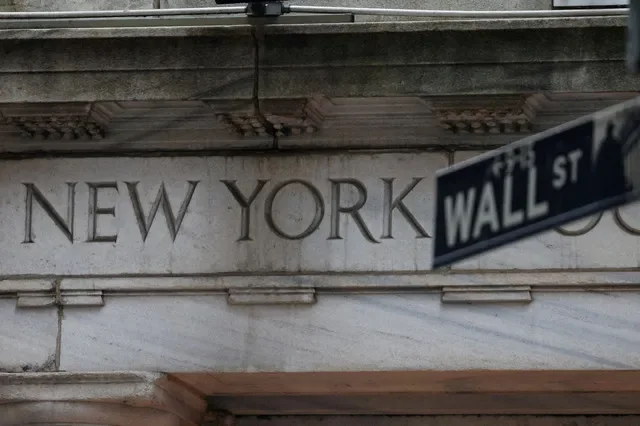 資料照片:2025年4月7日,美國紐約市紐約證券交易所 (NYSE) 華爾街入口外景。