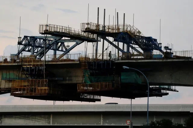 Un trabajador camina en un sitio de construcción de tren ligero en una zona industrial en Cikarang, cerca de Yakarta, provincia de Java Occidental, Indonesia, el 8 de diciembre de 2020. REUTERS/Willy Kurniawan