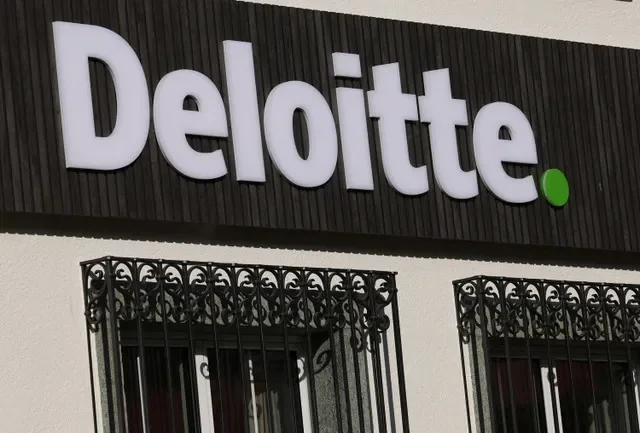 FOTO DE ARCHIVO: Un logotipo de Deloitte se encuentra fuera de la Meta House en el día inaugural de la 55.ª reunión anual del Foro Económico Mundial en Davos, Suiza, el 20 de enero de 2025. REUTERS/Yves Herman/Foto de archivo