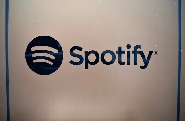 2025年11月18日,瑞典斯德哥爾摩雷格靈斯加坦街Spotify總部的標誌。TT通訊社/弗雷德里克·桑德伯格/經路透社