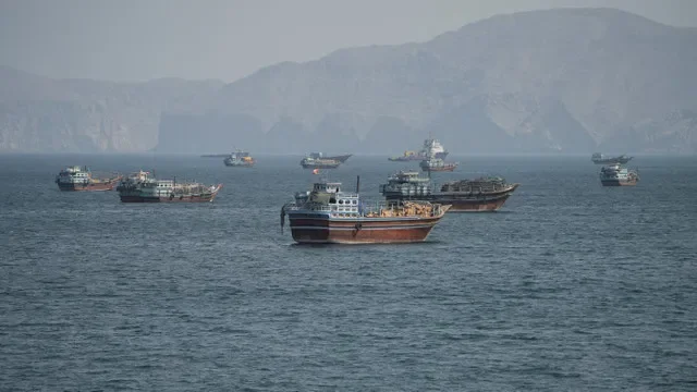 FOTO DE ARCHIVO: Embarcaciones en el estrecho de Ormuz, vistas desde Musandam, Omán, el 2 de octubre de 2026. REUTERS/Stringer/Foto de archivo