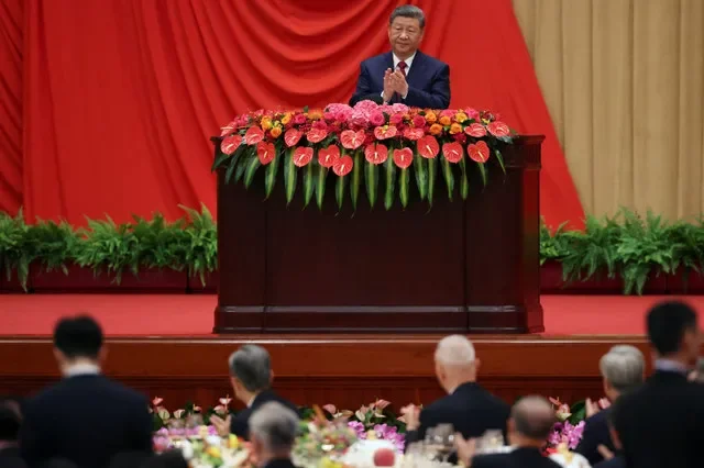 El presidente chino, Xi Jinping, aplaude mientras pronuncia un discurso en la recepción del Día Nacional en vísperas del 77.º aniversario de la fundación de la República Popular China, en el Gran Salón del Pueblo de Pekín, China, el 30 de septiembre de 2026. REUTERS/Florence Lo/Pool