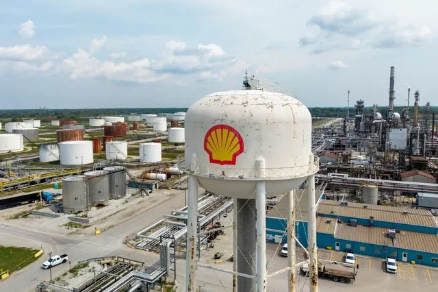 無人機俯瞰視角顯示位於加拿大安大略省科倫納的Shell薩尼亞製造中心,該設施為一座煉油廠及化工廠,攝於2026年9月2日。路透社/卡洛斯·奧索里奧