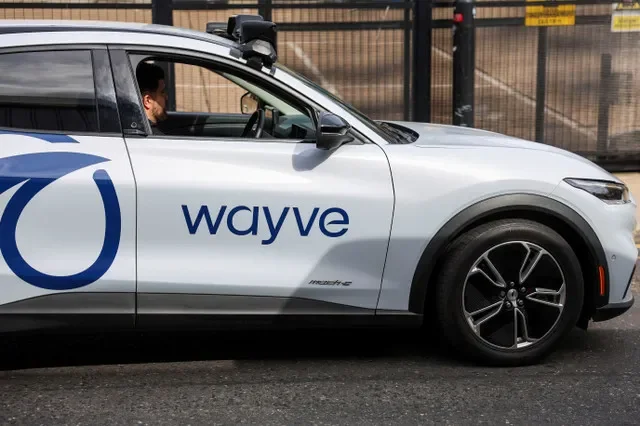 一輛Wayve自動駕駛汽車於2026年9月3日駛離英國倫敦的一個車庫。REUTERS/科里·魯迪