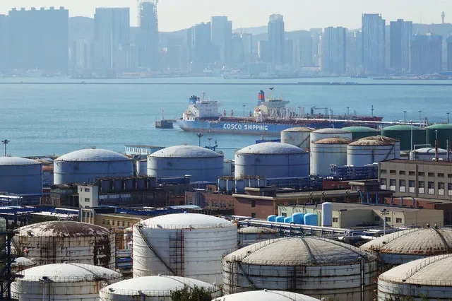 Uma embarcação da China Ocean Shipping Company (COSCO) é vista perto de tanques de petróleo na Dalian Petrochemical Corp da China National Petroleum Corporation (CNPC) em Dalian, província de Liaoning, China, em 15 de outubro de 2019.