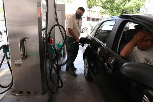 Un trabajador carga gasolina en un automóvil en una estación de servicio en Río de Janeiro, Brasil, el 10 de marzo de 2021. REUTERS/Pilar Olivares