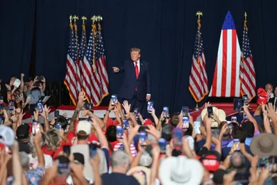 世論調査:過半数がコスト高の原因にトランプ政策を挙げる