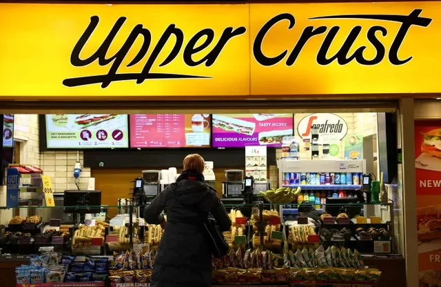 2024年1月30日,一名顧客在英國倫敦的一家Upper Crust餐廳等候點餐。REUTERS/漢娜·麥凱