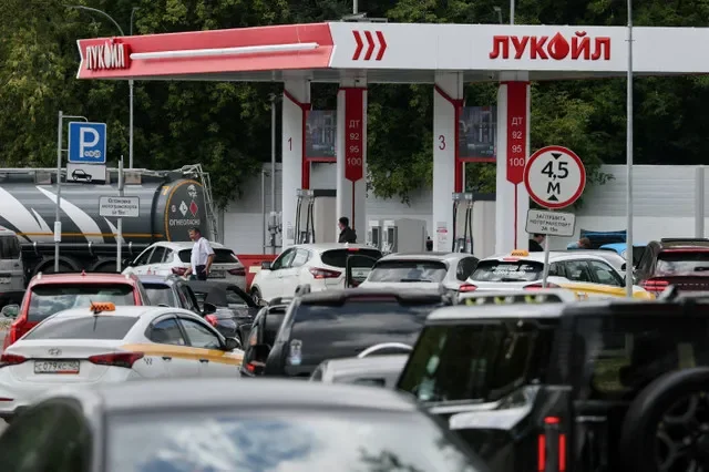 資料照片:2026年8月17日,俄羅斯莫斯科,車輛在Lukoil加油站排隊加油。REUTERS/Anastasia Barashkova/File Photo