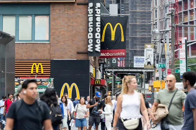 資料圖片:2026年8月17日,美國紐約市,行人在一間McDonald's門市外走過。路透社/Jordan Tovin/資料圖片