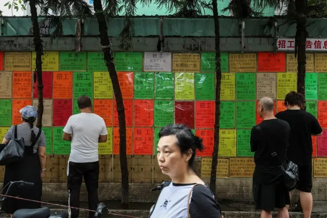 ẢNH TƯ LIỆU: Người dân xem các thông báo tuyển dụng trên tường tại tiểu khu Đại Đường, thành phố Quảng Châu, tỉnh Quảng Đông, Trung Quốc vào ngày 10 tháng 5 năm 2025. REUTERS/Go Nakamura/ Ảnh tư liệu