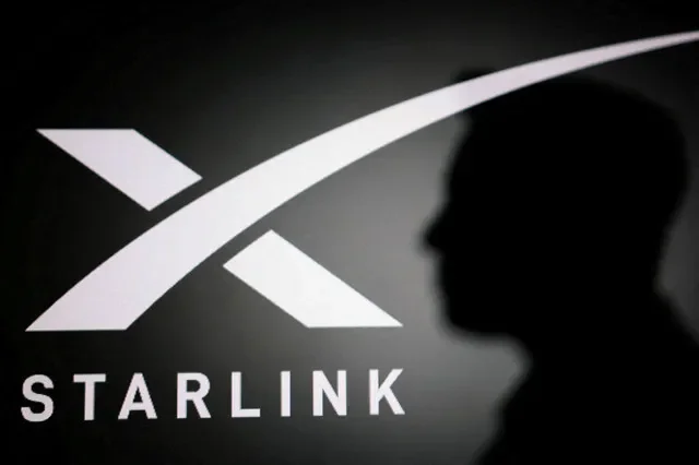 资料图片:2026年6月11日拍摄的插图中可见埃隆·马斯克的剪影与Starlink标志。REUTERS/达多·鲁维奇/插图/资料图片