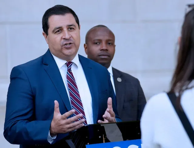 El fiscal general Josh Kaul, a la izquierda, responde a preguntas de los medios locales en una rueda de prensa sobre seguridad pública el 6 de octubre de 2026 en el palacio de justicia del condado de Milwaukee en Milwaukee, Wisconsin. A la derecha, acompaña a Kaul el alcalde de Milwaukee, Cavalier Johnson.