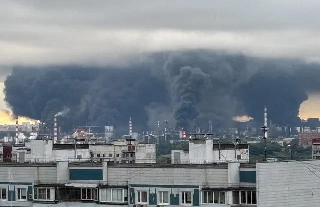 Densas columnas de humo con llamas se elevan desde una refinería de petróleo tras lo que las autoridades describen como un ataque con drones ucranianos en el marco del conflicto entre Rusia y Ucrania, en Moscú, Rusia, el 18 de junio de 2026, en esta imagen obtenida de redes sociales.