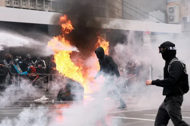 2026年10月9日,比利時布魯塞爾,示威者(包括學生)在反對比利時政府緊縮措施和預算削減的全國性罷工期間參加遊行示威,一人被水炮射中。REUTERS/斯蒂芬妮·勒科克