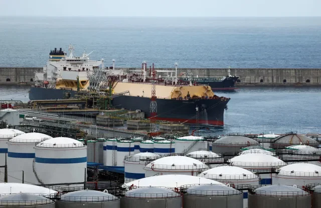 FILE PHOTO: Maltese flagged liquid natural gas tanker Pearl LNG sits alongside gas storage facilities, following arrival from the US port of Ingleside, at Bilbao port, northern Spain, March 27, 2026. REUTERS/Vincent West/File Photo