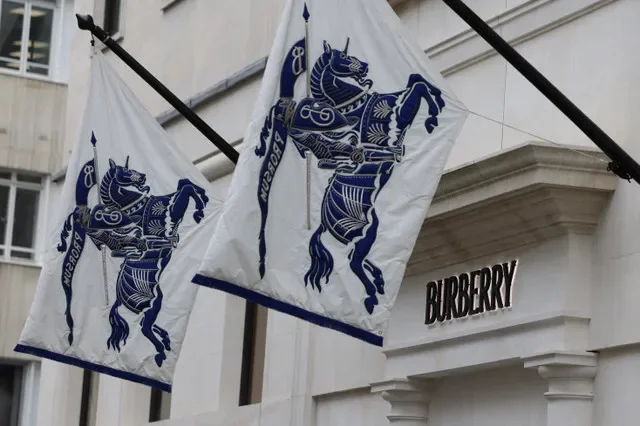 2024年7月15日,英國倫敦新龐德街Burberry門市外展示的品牌標誌。路透社/霍莉·亞當斯