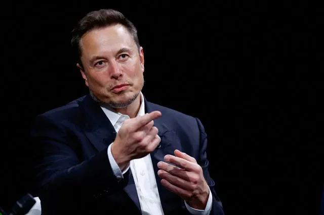 資料圖片:SpaceX兼Tesla行政總裁、X(前稱Twitter)擁有人伊隆·馬斯克於2023年6月16日在法國巴黎凡爾賽門展覽中心出席專注於創新與初創企業的Viva Technology科技大會時做出手勢。路透社/岡薩洛·富恩特斯/資料圖片