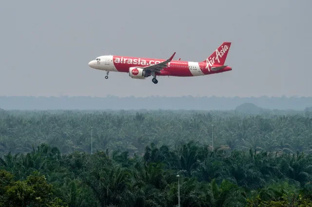 資料圖片:2026年9月18日,一架AirAsia客機在馬來西亞雪邦的吉隆坡國際機場2號客運大樓(KLIA2)起飛。