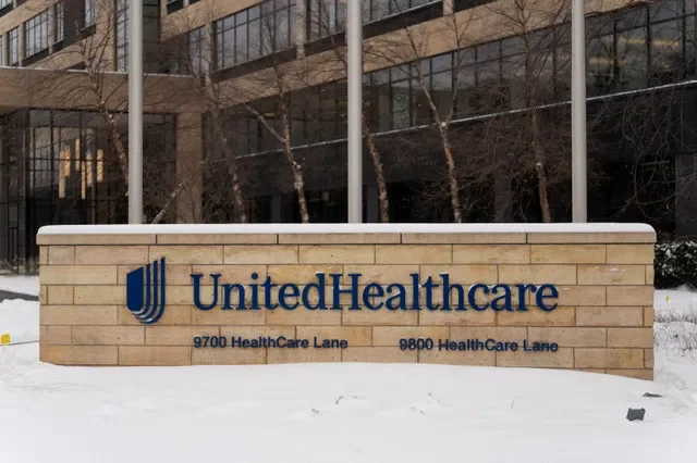 ภาพแฟ้ม: ป้าย UnitedHealthcare หน้าอาคารสำนักงานในเมืองมินเนทอนกา รัฐมินนิโซตา สหรัฐฯ เมื่อวันที่ 11 ธันวาคม 2025